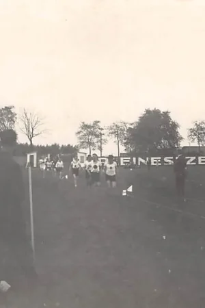 Promocja Gouda Fotokaart Walvisstraat Terrein Voetbal Ver. O.N.A. 1e ronde na de start der 5000 meter te Gouda om de G.V.B.-beker Atletiek HC6454