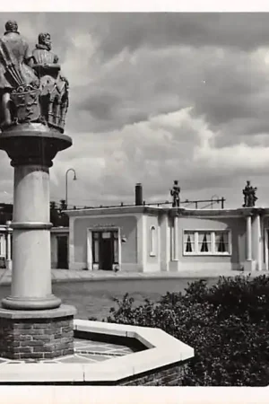 Najlepsza cena Gouda Station met Restauratie en Bus station 1950 HC6440