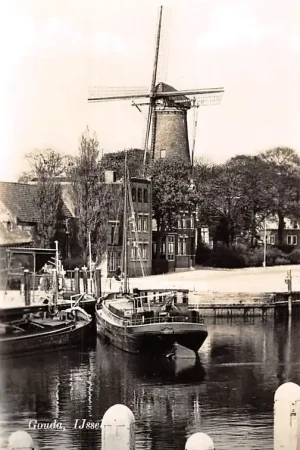 Tylko dziś Gouda Hollandsche IJssel Molen 't Slot Binnenvaart schepen voor de ingang van de Haven bij het Tolhuis Scheepvaart 1956 HC6417