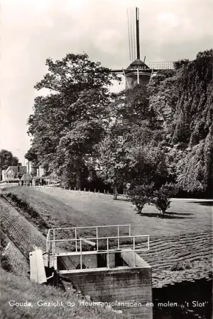 Gouda Gezicht op Houtmansplantsoen en molen 't Slot en gemaal en tolhuis langs de IJssel 1961 HC6416 Zamów teraz