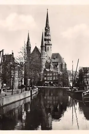 Premium Gouda Gouwe vanaf Brug Groenendaal Binnen vaart schepen Scheepvaart R.K. Kerk HC6410