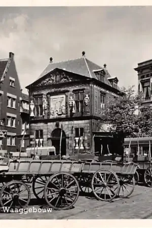 Premium Gouda Markt Kaasmarkt met Waaggebouw op donderdag Kaasbrikken 1951 HC6403