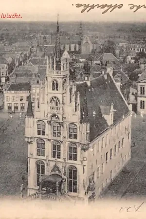 Gouda in vogelvlucht Markt Stadhuis Waag en niet afgebouwde R.K. Kerk Kleiweg HC6398 Premium