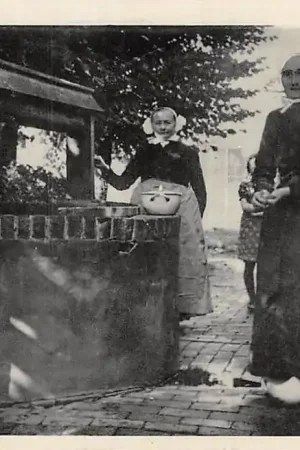 Holten Ons Dorpsleven bij de Waterput Klederdracht 1945 Vintage HC6161 Nowość