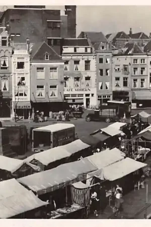Popularny Den Bosch Markt Marktdag met kramen en vracht auto 1948 HC6064