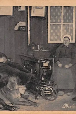 Noord-Brabant Dorpsleven Oost-West-Thuis-Best Gezin met hond in klederdracht bij de potkachel Vintage HC5603 Ostatnia szansa