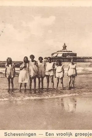 Autentyczny Scheveningen Een vroolijk groepje op het strand voor de Pier in zee 1929 HC5441