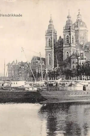 Amsterdam St. Nicolaaskerk Prins Hendrikkade met binnenvaart schepen scheepvaart HC5033 Wysoka jakość