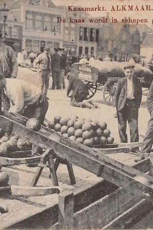 Darmowa dostawa Alkmaar Kaasmarkt De kaas wordt in schepen geladen 1915 Straatleven Markt Volksleven HC4960