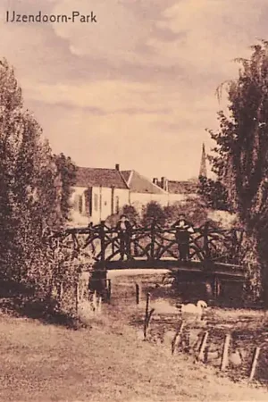 Promocja Gouda Van Bergen IJzendoorn Park met huizen Crabethstraat Houten brug en Kleiwegkerk HC4452