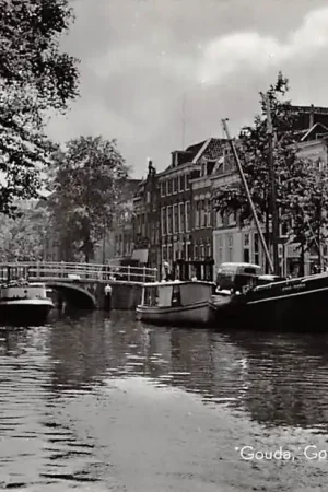 Oryginalny Gouda Gouwe met voormalige St. Joostbrug Oud-Katholieke Kerk Binnenvaart schepen Anna-Maria HC4291