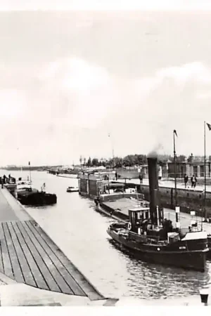 Hansweert Midden sluis met sleepboot en binnenvaart schepen 1956 HC4258 Niska cena