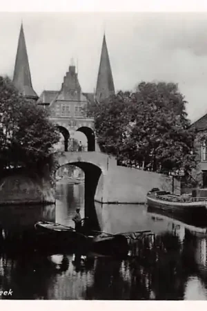 Sneek Waterpoort met binnenvaart schepen 1951 HC4392 Wyprzedaż