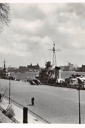 Premium Rotterdam Parkkade met oorlogs schepen Marine 1950 HC4320