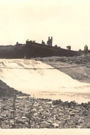 Ouderkerk aan de IJssel 1953 Fotokaart Dijkdoorbraak naast Gereformeerde Kerk met in het gat gevaren binnenvaart schepen HC4483 Ostatnia szansa