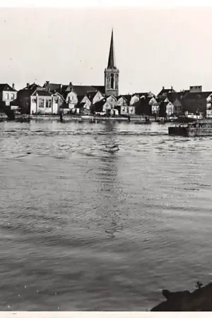 Zwrot pieniędzy Ouderkerk aan den IJssel Dorp en IJssel met sleepboot en bak Binnenvaart schepen HC4216
