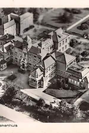 Promocja Gouda Van Iterson Ziekenhuis 1927 De la Reylaan Van Itersonlaan Krugerlaan KLM luchtfoto 27-208 HC4144