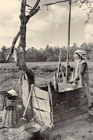 Noord-Brabant Dorpsleven Klederdracht Vrouw bij de waterput Vintage HC4118 Tylko dziś