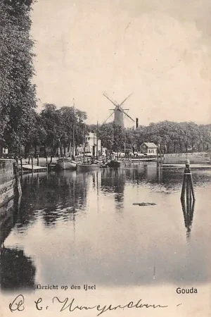 Oryginalny Gouda Gezicht op den IJssel Molen en binnenvaart schepen Gompers HC3938