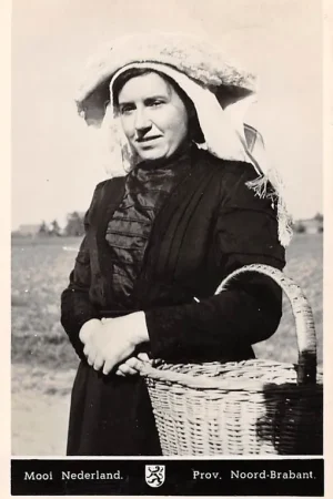 Oferta limitowana Noord-Brabant Dorpsleven Mooi Nederland 1950 Jonge Boerin Klederdracht Vintage HC3588