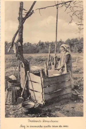 Zamów teraz Noord-Brabant Dorpsleven Nog 'n emmerke putte veur de was Vintage Klederdracht 1938 HC3475
