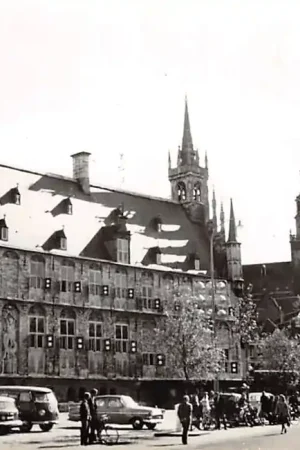 Gouda Markt met Stadhuis en Auto's 1964 HC3088 Zwrot pieniędzy