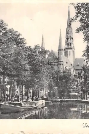 Gouda Gouwe met St. Josefkerk Brug Achter de Vismarkt en binnenvaart schepen 1942 HC2963 Wyprzedaż