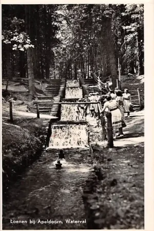 Tani Loenen (GD) bij Apeldoorn Waterval 1951 HC2255