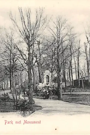 Gouda Park met Monument en links Stoomgemaal aan de IJssel 1900 HC2093 Niska cena