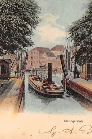 Oferta Gouda Mallegat sluis Binnenvaart schepen met zicht op Vest en Turfsingel Swartsenburg HC2084