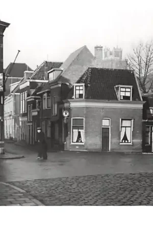 Zo was Dordrecht Spuiplein Boogjes 1939 Stalling voor auto's en Rijwielen HC16976 Tani