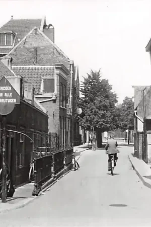 Tani Zo was Dordrecht Lindenstraat richting Museumstraat 1937 HC16975