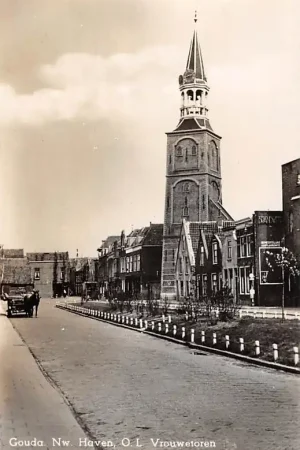 Tani Gouda Nieuwehaven net na de demping Vrouwetoren Rechts Brandweerkazerne 1940 HC14765
