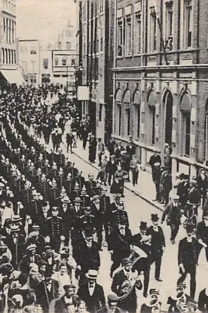 Dordrecht Politie korps op march om Burgemeester Wijtema uitgeleide te doen HC13019 Oferta