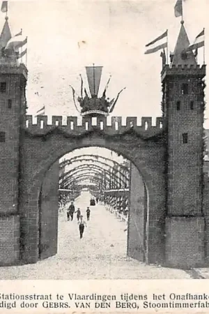 Popularny Vlaardingen 1913 Versiering van de Stationsstraat tijdens het Onafhankelijksfeest Ontworpen en ververvaardigd door Gebrs. Van den Berg Stoomtimmerfabriek Akerboom HC12748