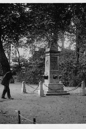 Popularny Gouda Houtman Plantsoen met monument naast de molen HC111
