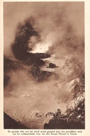 Niska cena Nederlands-Indië Garoet De gewijde stilte van het woud wordt gestoord door den geweldigen strijd van het onderaardsche vuur van den Kawah Manoek IndonesiëIndonesia AziëHC54876