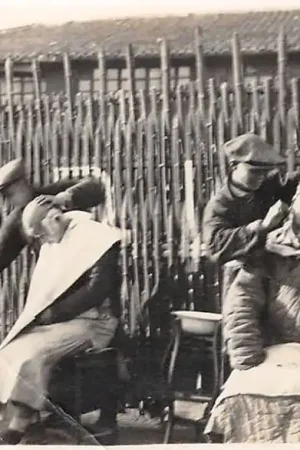 Wyprzedaż China Sjanghai Chineesche Barbiers aan het werk in de open lucht Foto Azië HC54707