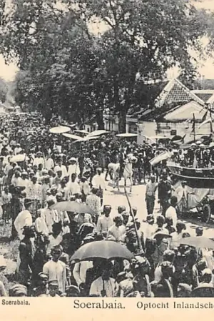 Premium Nederlands-Indië Soerabaja Optocht Inlandsche bruiloft Aloon Aloon Tjontong Surabaya Indonesië Indonesia AziëHC40541
