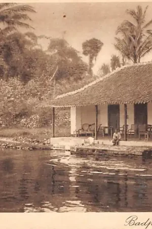 Kup teraz Nederlands-Indië Badplaats Pikattan nabij het Logeergebouw van de Ned. Indische Spoorweg-Maatschappij Indonesië Indonesia Azië HC36080