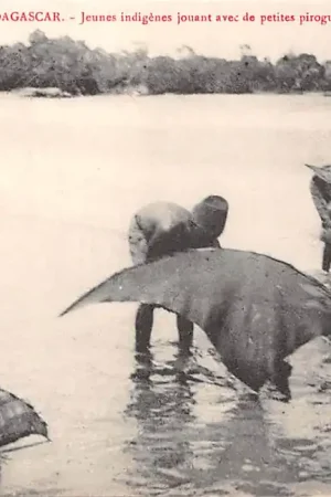 Bezpieczna płatność Madagascar Jeunes indigenes jouant avec de petites pirogues Afrika Afirca HC5632