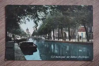 Popularny Amsterdam O. Z. Voorburgwal met Stadhuis