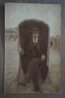 Man in stoel op het strand Wysoka jakość
