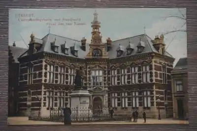 Utrecht Universiteitsgebouw met standbeeld Graaf Jan van Nassau Niska cena