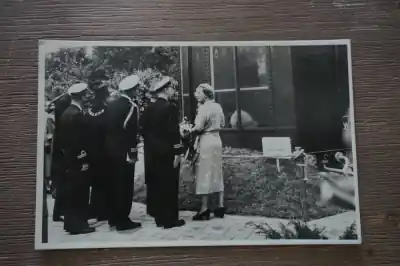 H.M. Koningin Juliana laat zich voorlichten Kup teraz